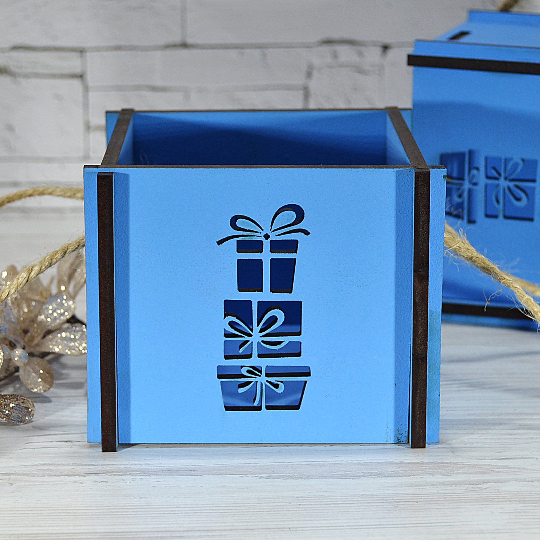 Коробочка дерев'яна, з подаруночками, 12 см х 12 см, синя