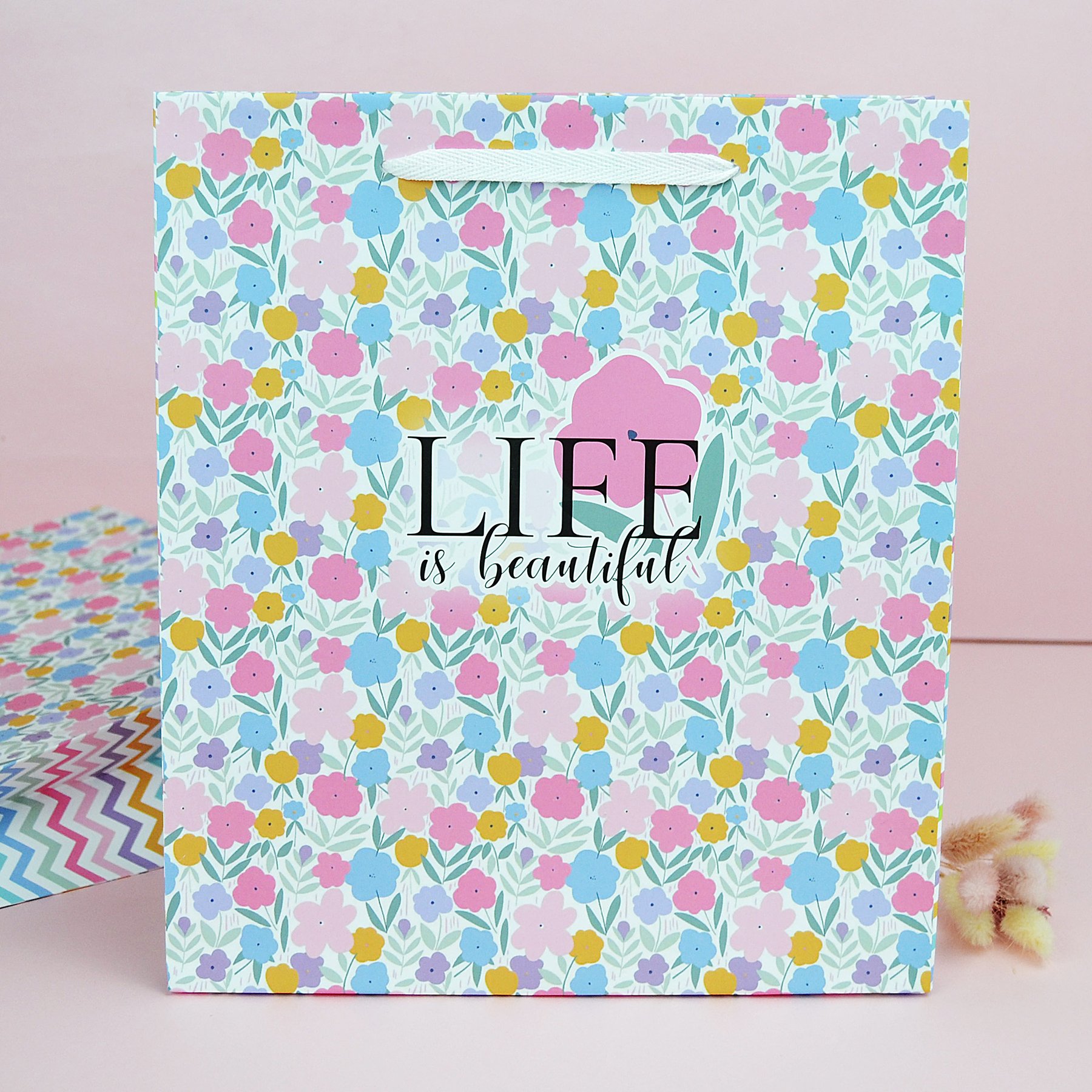Пакет подарунковий, розмір М, ламінований - "life is beautifyl" квіти