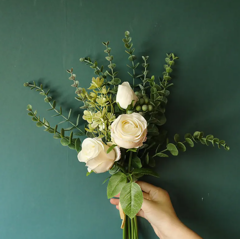 Букет 8 - троянди, евкаліпт, зелень - білий
