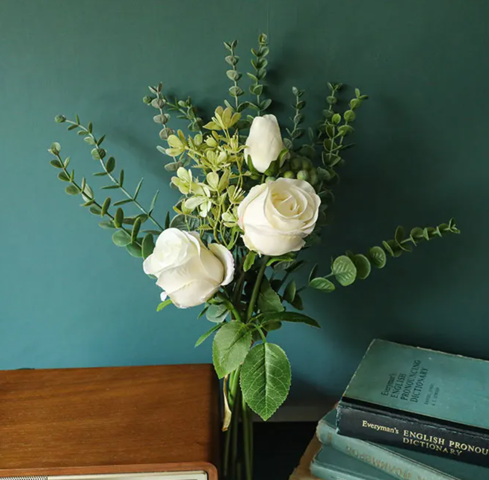 Букет 8 - троянди, евкаліпт, зелень - білий
